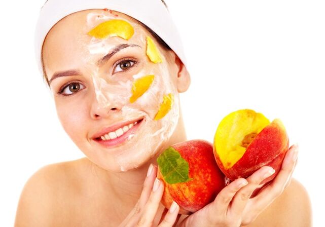 Đắp mặt nạ trái cây là một cách tuyệt vời để làm trắng, nuôi dưỡng và trẻ hóa làn da của khuôn mặt. 