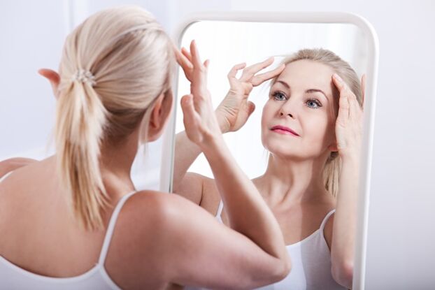 Người phụ nữ nhận thấy những thay đổi liên quan đến tuổi tác trên da mặt