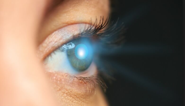 trẻ hóa vùng da quanh mắt bằng tia laser