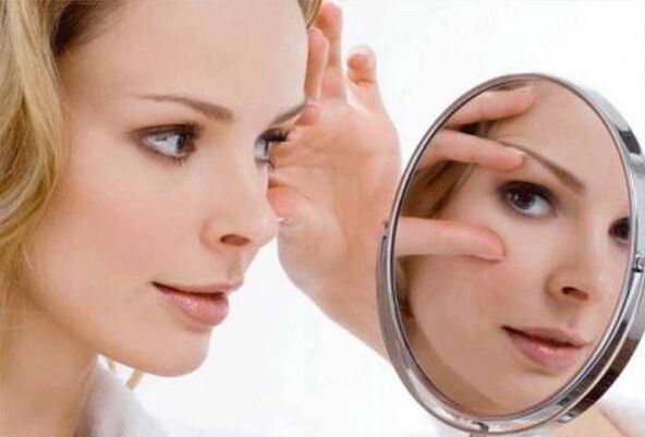 trẻ hóa vùng da quanh mắt của phụ nữ